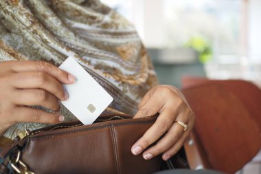 Deri bir çantada Kart Saklayan Kadın Konforlu Ayarlarda.