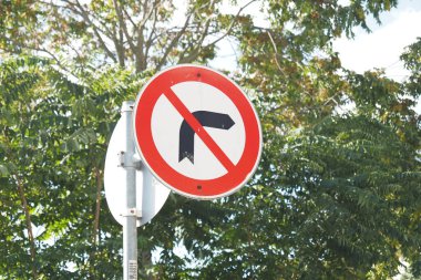 Bu trafik kurallarına göre sola dönüşe izin verilmiyor.