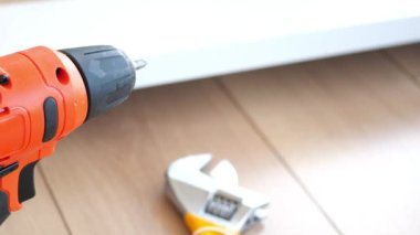 Herhangi bir DIY projesi için temel araçlar: bir matkap ve ayarlanabilir anahtar.
