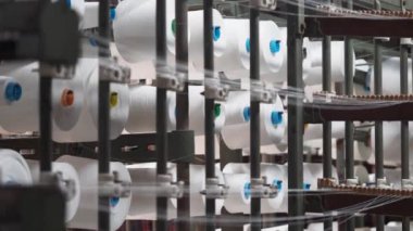 Bir imalat düzeninde organize iplik makaralarının yakın plan çekimi.