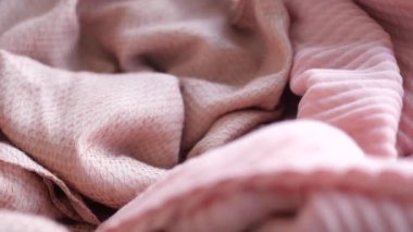 Zengin dokuları ve sıcak, karmaşık kıvrımları olan rahat pembe kumaşlar.