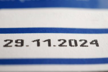 Yazılı bir kartın yakın plan görüntüsü 29.11.2024 tarihini belirgin bir şekilde gösterir. Bu, yaklaşan önemli bir olay veya son teslim tarihini öneriyor.