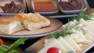 Canlı bir etkinlik sırasında peynir, taze otlar ve lezzetli hamur işlerinin yer aldığı bir dizi Türk aperatifinin tadını çıkarın..