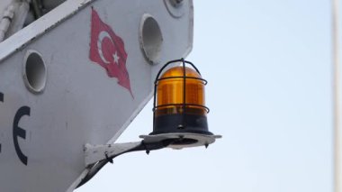 Bir Türk gemisinde turuncu uyarı ışığı aktif hale getirilerek limana yanaşılırken alarm durumuna geçildi..