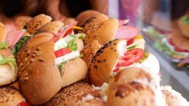 Sıcak bir öğleden sonra lezzetli sandviçler ve taze malzemelerle dolu canlı bir pazarı keşfetmek..