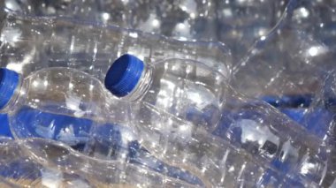 Toplumdaki atıkların geri dönüşümü ve azaltılması konusundaki farkındalığı artırma amaçlı bir çevre projesi için plastik su şişelerini toplayıp sınıflandırıyorlar.