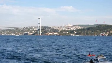 İstanbul Boğazı ve Fatih Sultan Mehmet Köprüsü. 