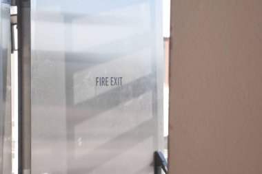 Günışığıyla aydınlatılan bir yangın çıkışı..