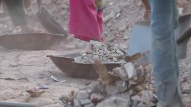 İşçiler inşaat projesi kapsamında molozları kaldırıyorlar.