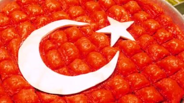 Kültürel sembollerle süslenmiş lezzetli bir baklava alın..