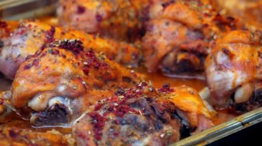 Sulu et her yerde aromatik otlar ve baharatlarla kızartılıyor..