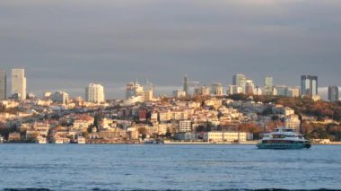Görkemli günbatımı Istanbulların parlak renkleriyle gökyüzünü aydınlatıyor.