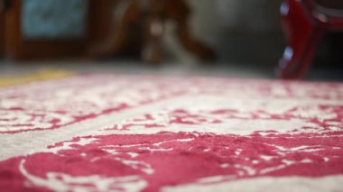 Çarpıcı bir halı iç mekâna sıcaklık ve zarafet ekler..