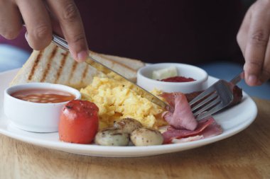 Çeşitli yiyeceklerle lezzetli bir kahvaltı yapmak..