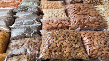 Sergilenen çeşitli paketlenmiş fındık ve kurutulmuş meyveler