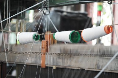 Renkli makaralar dokuma etkinliği için dizilmiştir.