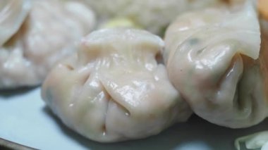 Kalabalık bir restoranda lezzetli hamur tatlısı yemek.