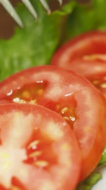 Mutfak yemeği için taze domates dilimleri hazırlıyorum.