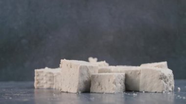 Lezzetli yemekler için tofuyla yemek pişirmenin basit yollarını öğren..