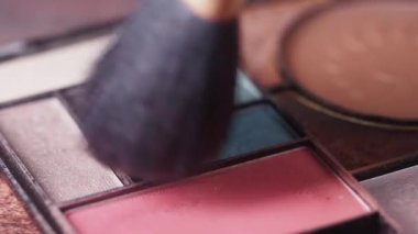 Yüz özelliklerini geliştirmek için canlı gölgeler uygulanıyor