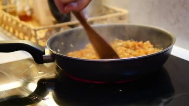 Lezzetli bir yemek hazırlamaya yakından bakın..