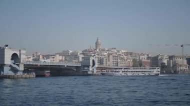 Güzel bir şehir manzarası. Tarihi kule ve teknelerle dolu.