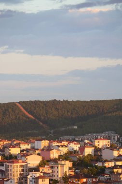 Renkli binalar alacakaranlıkta altın gün ışığında güneşleniyor..