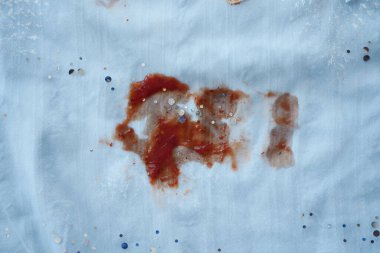 Akşam yemeğinden sonra kırmızı sos beyaz bir beze damlıyor..