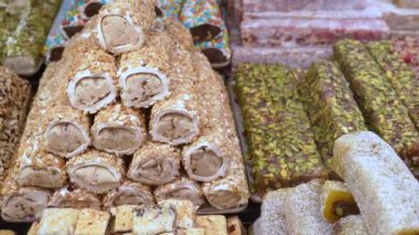 Pazarda satışa sunulan çeşitli geleneksel tatlılar..