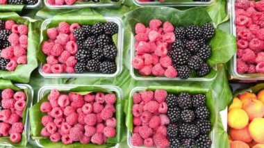 Yerel bir markette renkli böğürtlen gösterisi