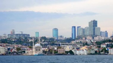 Modern ve tarihi mimarinin canlı şehir manzarası.
