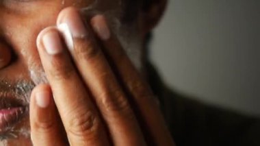 Cilt bakımı için yüz temizleme programı gösteriliyor..