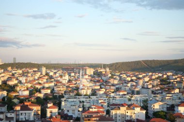Canlı bir gökyüzü alacakaranlıkta binaları gösteriyor..