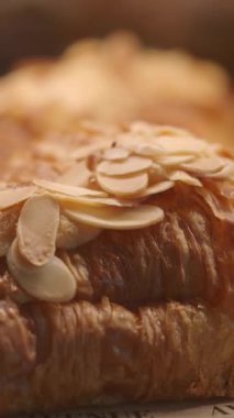 Lezzetli bir bademli kruvasanın yapılışına bakın..