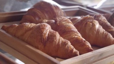Yoldan geçenleri cezbeden sıcak kruvasanların hoş gösterisi..