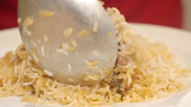 Bir şef ustalıkla lezzetli bir pirinç yemeği hazırlar..