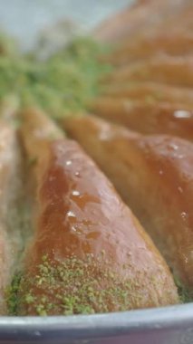 Fındıkla doldurulmuş taze baklava yapma sürecini izleyin..