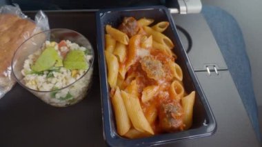 Salatalı makarna yemeğinin tadını çıkar..