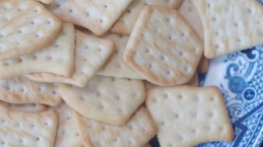 Lezzetli ev yapımı krakerlerin kolay tarifi..