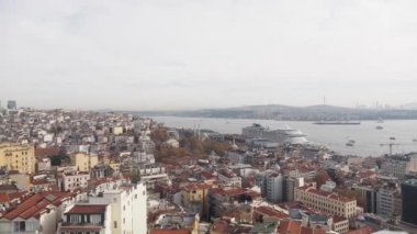 İstanbulların ufuk çizgisini ve canlı limanı keşfedin.