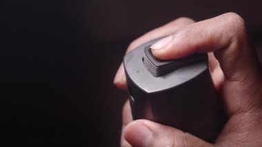  Erkek eli, beyaz arka planda vücut spreyi tutuyor. ,