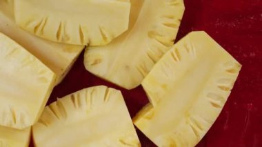 Tabakta bir dilim ananas. ,