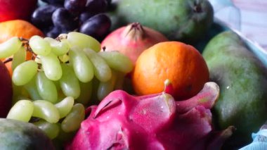 Renkli bir sepette canlı meyveler sergileniyor..