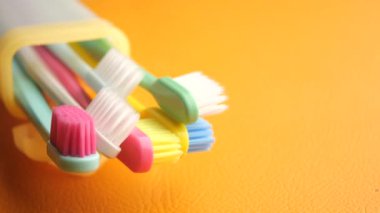 Diş fırçaları lastik bir bantla sarmalanmış..