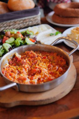 Türk Menemen omleti tavada. 