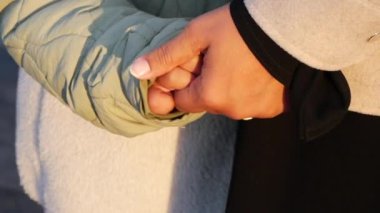 Neşeli bir çocuk ile ilgili bir yetişkin arasındaki dokunaklı bir an onların özel bağlarını ön plana çıkarıyor.