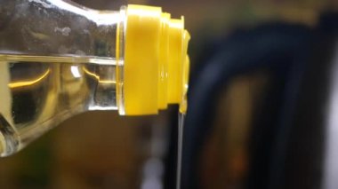 Yemek hazırlarken kızartma tavasına yağ dök..