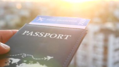 Gün batımında pasaportu olan bir kişi..
