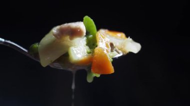 Bir kaşık dolusu taze sebzenin tadını çıkarın..