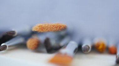 Çoklu boya fırçaları göstermelik renkler ve dokular açıkça düzenlenmiştir..